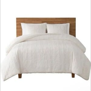 UGG Alondra King Comforter Set
Soft Cozy Bedding